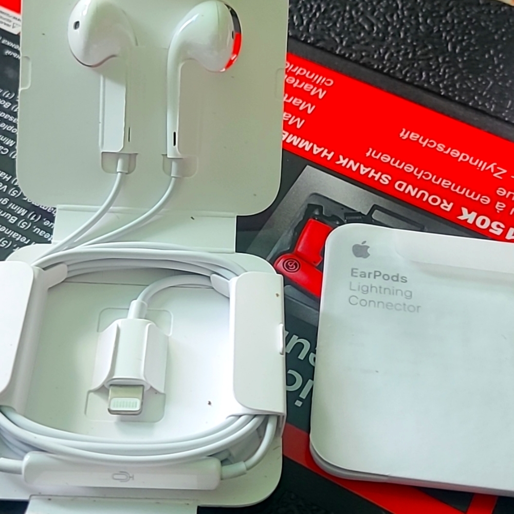 Apple earpods lightning connector